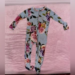 Posh peanut footsie pajamas (look at pictures)